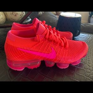 NEW Woman’s 7.5 Nike Air VaporMax Flyknit Hyper Punch / Punk Blast # 849557